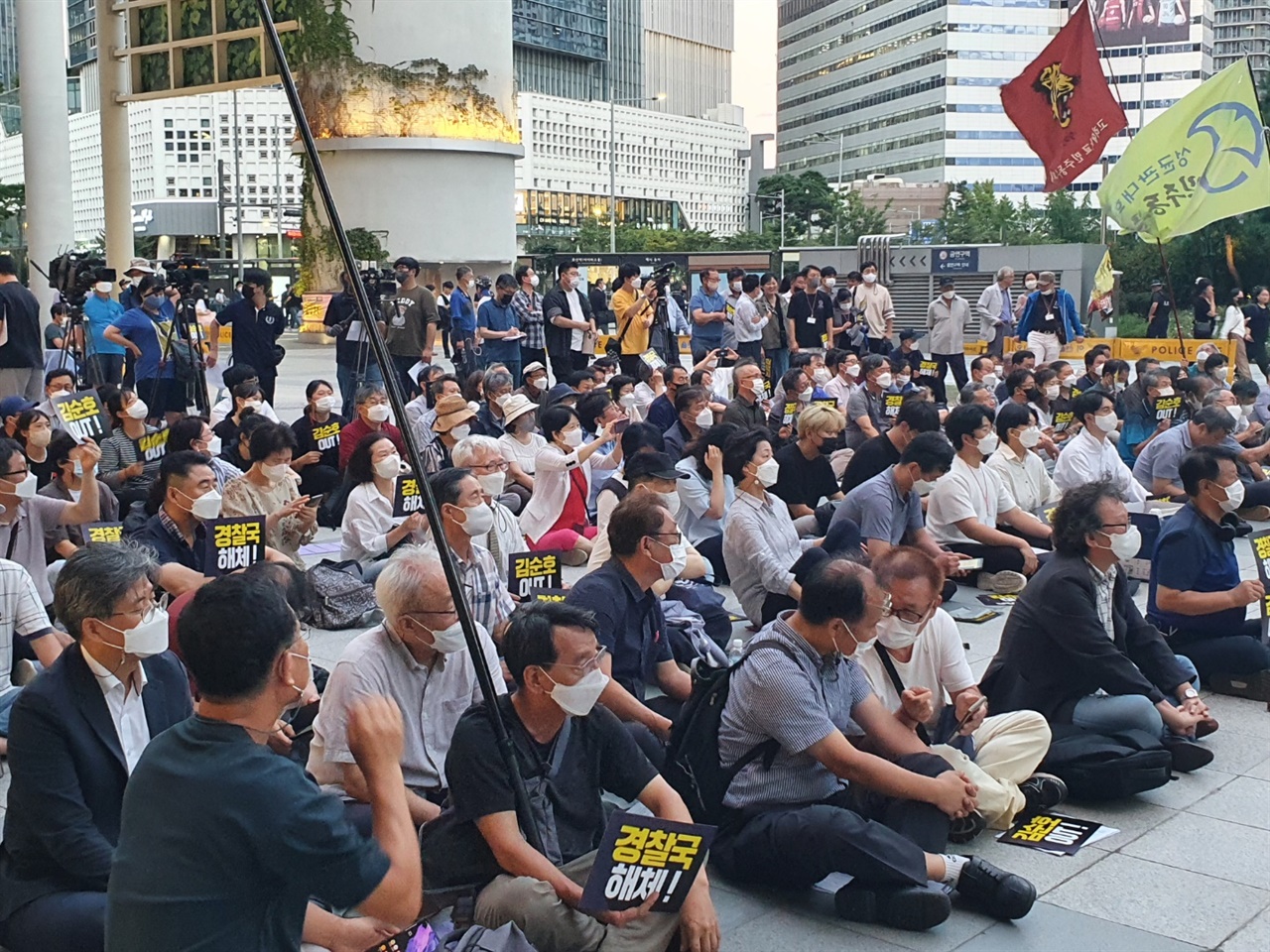 9월2일 오후 서울 용산역 앞 광장에서 여러 민주화단체들 주관하에 많은 시민들과 학생들이 모여 '밀정 김순호 사퇴 및 경찰국 해체를 위한 시민문화제'가 열렸다. 