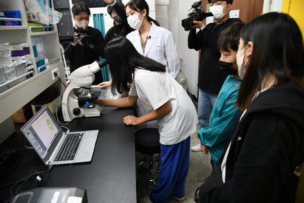 탐사대원들이 현미경을 통해 직접 녹조를 관찰해보고 있다. 