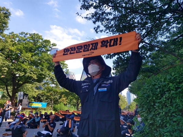 광주, 울산, 충남 등에서 모인 200여명의 화물노동자들이 3일 서울 국회의사당 앞 대로에서 안전운임제 확대 법안의 빠른 처리를 촉구했다.