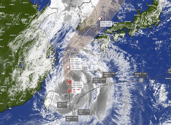 11호 태풍 힌남노의 예상 경로와 4일자 위성영상. ECMWF(유럽 중기예보센터)는 한국 기상청과 비슷한 예측을 내놨다.
