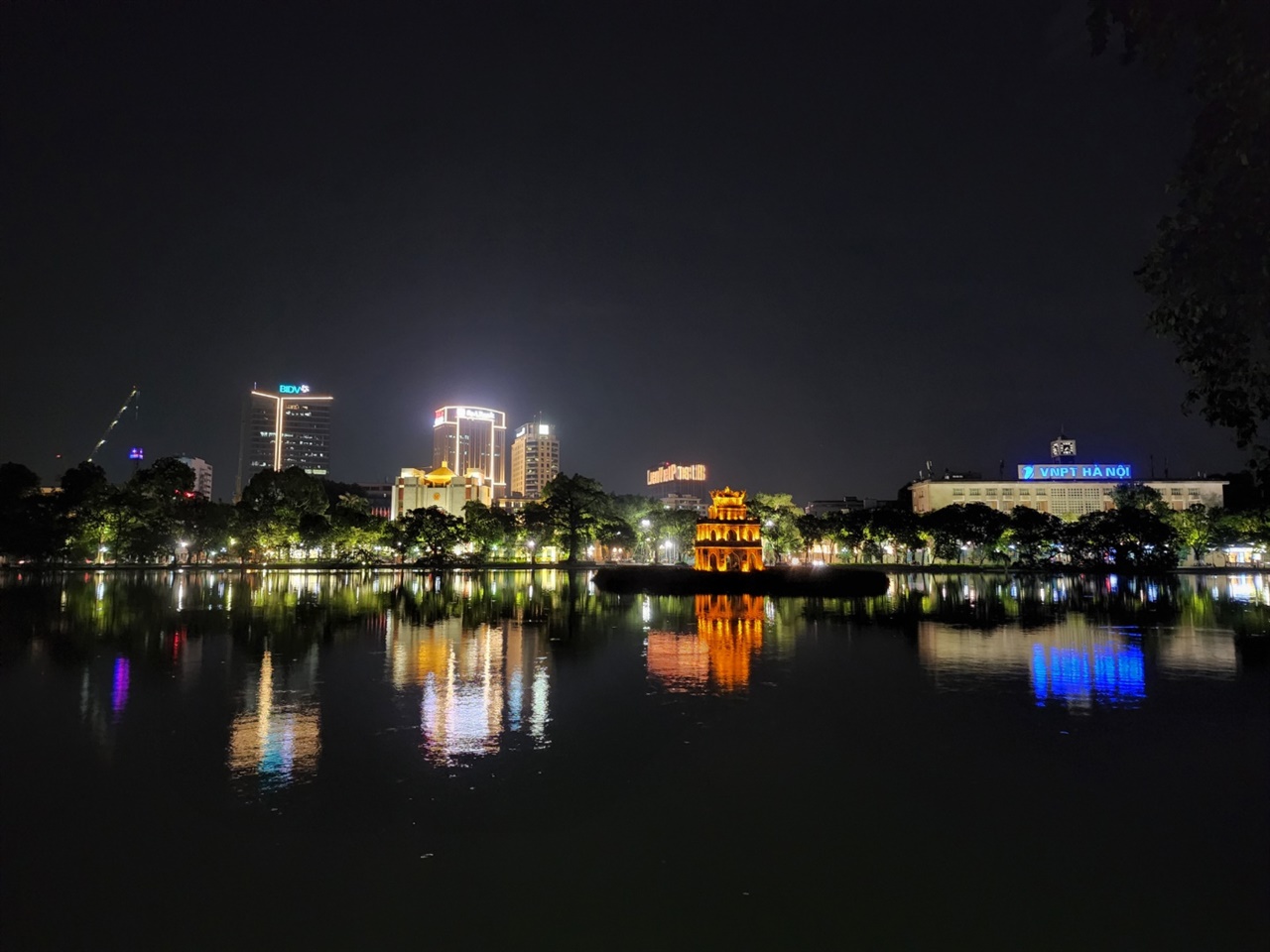 하노이에는 수많은 호수가 두루 존재하지만 이 도시를 대표하는 호수는 단언코 호안끼엠 호수라 할 수 있다.