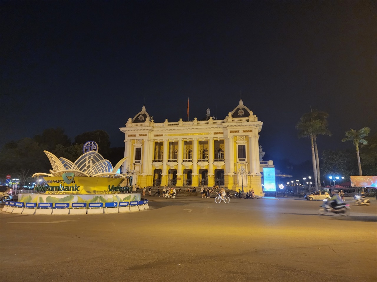 프랑스는 베트남을 식민지화 한 이후 그들의 흔적을 도시 곳곳에 세겨놓았다. 하노이 역시 프렌치쿼터를 중심으로 프랑스의 자취가 남아있다. 대표적으로 오페라하우스가 그 중 하나다.