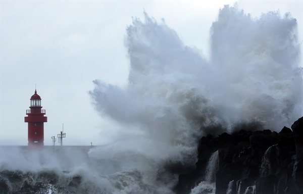 태풍 힌남노가 한반도를 향해 북상 중인 4일 제주도 서귀포 해안에 파도가 치고있다. 기상청은 4일부터 6일까지 제주에 100∼600㎜ 이상의 비가 더 내리겠다고 예보했다. 