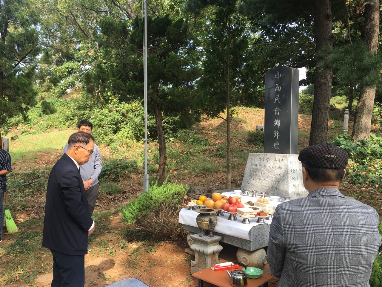 2019년 면민회 총회 때 개풍군 중면민회원들이 애향동산에서 차례를 올리고 있다. 