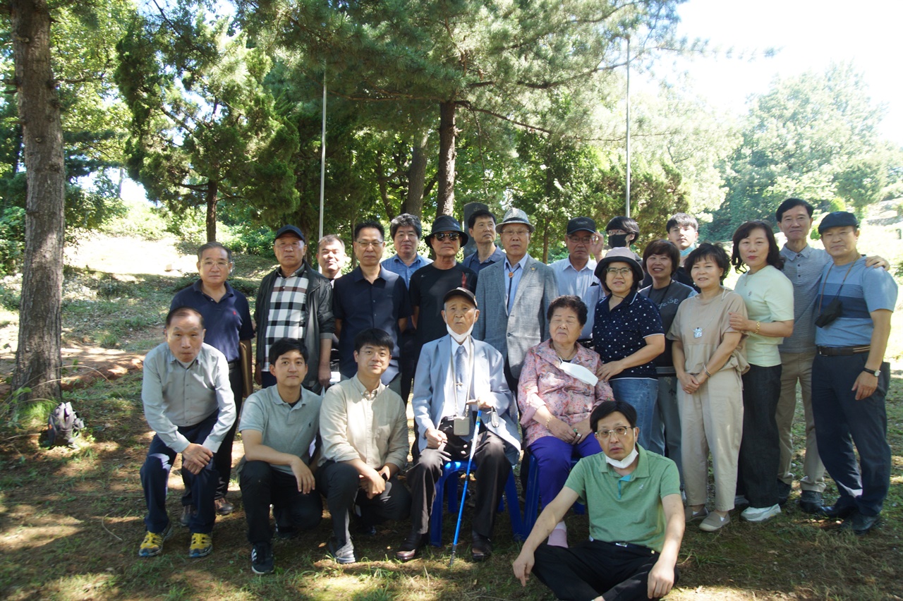 중면민회 회원과 가족들이 김포 애향동산에서 추석성묘를 마치고 기념촬영을 하고 있다. 