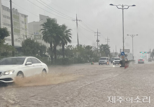 4일 쏟아진 폭우로 침수된 서귀포시 대정읍 도로 모습(독자 제공)
