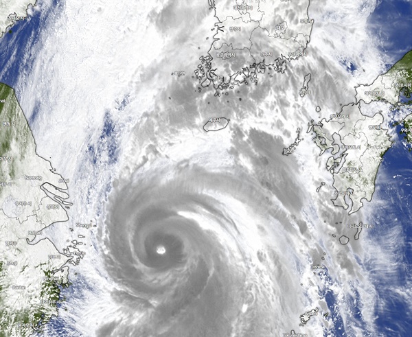 태풍 힌남노의 위성사진.