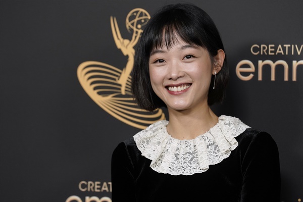  한국 넷플릭스 시리즈 '오징어 게임'에서 캐릭터 지영을 연기한 배우 이유미가 미국 방송계 최고 권위상인 에미상에서 게스트상을 수상했다.