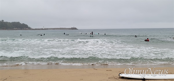 태풍 힌남노가 북상하는 가운데 5일 오전 강원도 양양군 죽도 인구해변에서 서퍼들이 파도를 즐기고 있다.