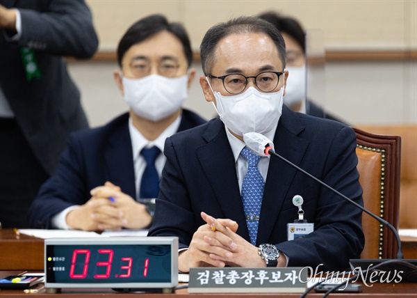 이원석 검찰총장 후보자가 5일 서울 여의도 국회 법제사법위원회에서 열린 인사청문회에서 의원들의 질의에 답변하고 있다. 