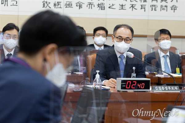 이원석 검찰총장 후보자가 5일 서울 여의도 국회 법제사법위원회에서 열린 인사청문회에서 의원들의 질의에 답변하고 있다. 