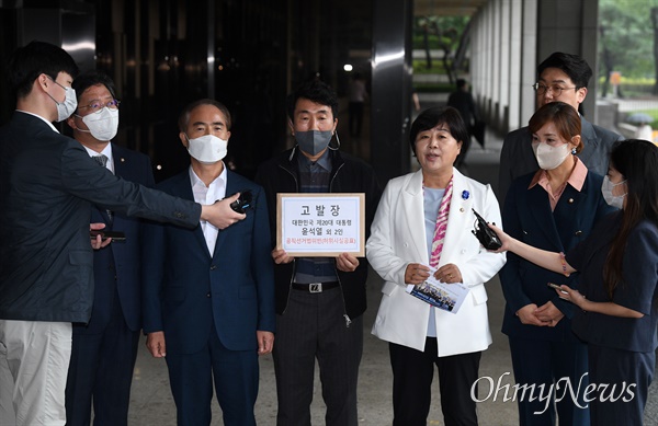 더불어민주당 서영교 최고위원(오른쪽 두번째)이 5일 서울 서초구 서울중앙지검에서 윤석열 대통령을 공직선거법상 허위사실 공표 혐의로 고발하는 고발장을 제출하기에 앞서 취재진의 질문에 답하고 있다. 왼쪽부터 더불어민주당 김승원 법률위원장, 양부남 법률위원장, 이재휘 민원법률국장, 서 최고위원, 임오경 의원.