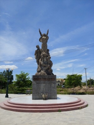 낌따이촌 한국군 증오탑 베트남 뀌년시 낌따이촌 입구에 선 한국군 증오탑.