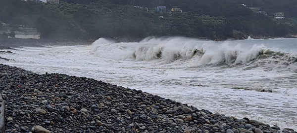 11호 태풍 '힌남노'가 북상 중인 5일 오후 경남 거제시 일운면 망치몽돌해수욕장에 거센 파도가 치고 있다.