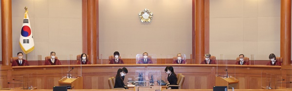 유남석 헌법재판소장(가운데)을 비롯한 재판관들이 지난 8월 31일 오후 서울 종로구 헌법재판소 대심판정에 입장해 자리에 앉아 있다.