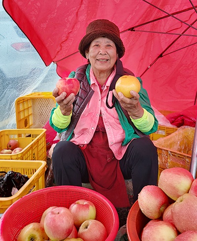 정무자씨가 직접 수확한 사과와 배를 보여주고 있다.