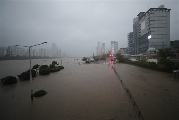 11호 태풍 '힌남노'의 영향으로 6일 오전 울산 태화강에 홍수주의보가 발령, 주변 도로가 범람한 강물에 잠겨 있다