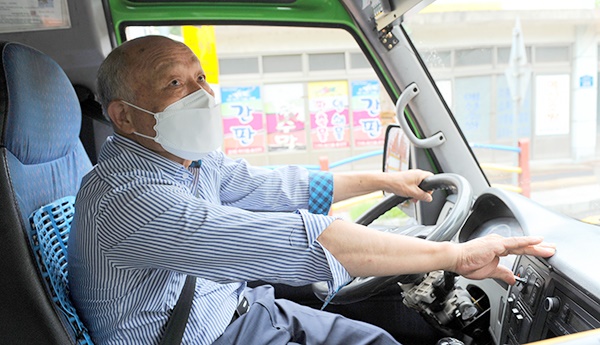 1985년 입사해 38년 동안 운전대를 잡고 있는 박환수씨가 승객을 위해 룸미러를 보며 문을 열어주고 있다. 그는 재직기간 절반 이상은 추석명절에 쉬지 못했다고 한다.
