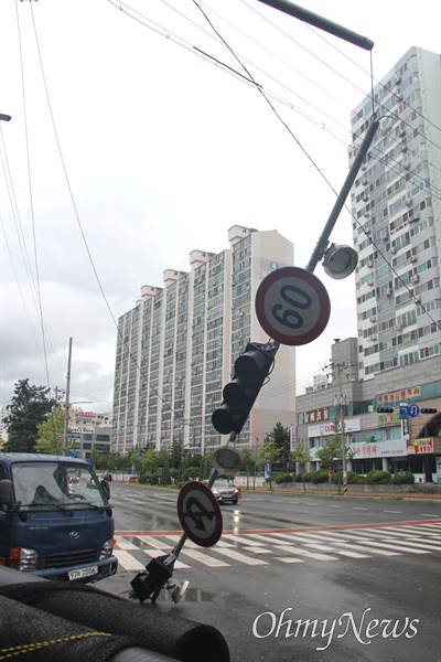  태풍 '힌남노'가 닥친 6일 새벽 경남 창원마산에 있는 도로 교통표지판이 부숴져 있다.