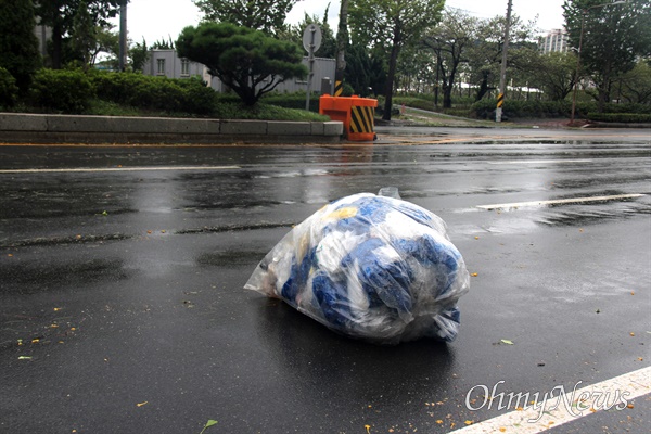 태풍 '힌남노'가 닥친 6일 새벽 경남 창원마산에 있는 도로에 온갖 물품이 나뒹굴고 있다.