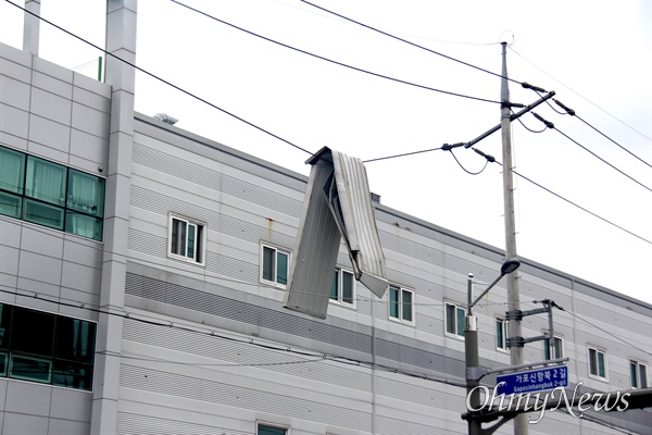 태풍 '힌남노'가 닥친 6일 새벽 경남 창원마산에 있는 한 공장 바깥 전깃줄에 시설물이 걸려 있다.