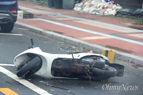 태풍 '힌남노'가 닥친 6일 새벽 경남 창원마산에 있는 한 도로에 세워 놓았던 오토바이가 넘어져 있다.