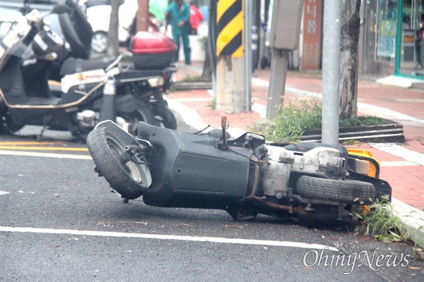 태풍 '힌남노'가 닥친 6일 새벽 경남 창원마산에 있는 한 도로에 세워 놓았던 오토바이가 넘어져 있다.