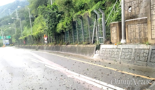 태풍 '힌남노'가 닥친 6일 새벽 경남 창원에 있는 한 도로에 인근 산에서 내려온 돌이 깔려 있다.