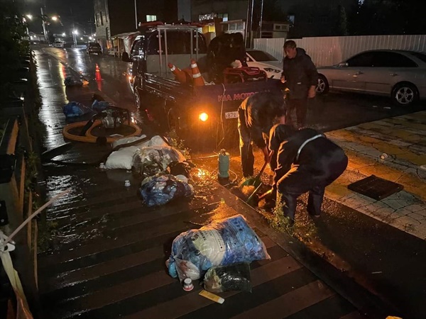 홍성군은 6일 새벽 하수구가 막혀 도로가 침수됐으나, 긴급 복구로 하수구를 막고 있는 쓰레기를 제거했다.