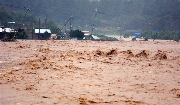 태풍 '힌남노'로 많은 비가 내리면서 6일 오전 경북 포항시 남구 장기면 일대 마을이 물에 잠겨있다. 