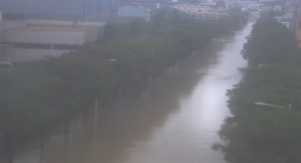 11호 태풍 힌남노의 영향으로 경상북도 포항 도심 일대가 물에 잠겼다. 포항시 교통정보센터 CCTV로 보는 침수된 거리의 모습