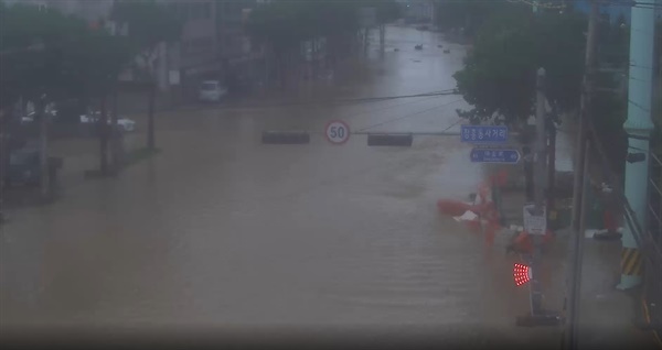 11호 태풍 힌남노의 영향으로 경상북도 포항 도심 일대가 물에 잠겼다. 포항시 교통정보센터 CCTV로 보는 침수된 거리의 모습