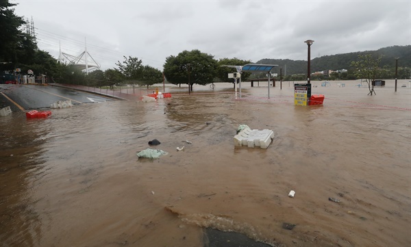 제11호 태풍 '힌남노'의 영향으로 6일 오전 울산 태화강에 홍수주의보가 발령, 강변 시설물과 도로 등이 물에 잠겨 있다. 