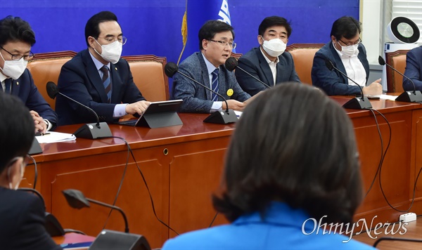 더불어민주당 김성환 정책위의장이 6일 오전 국회에서 열린 원내대책회의에서 발언하고 있다.