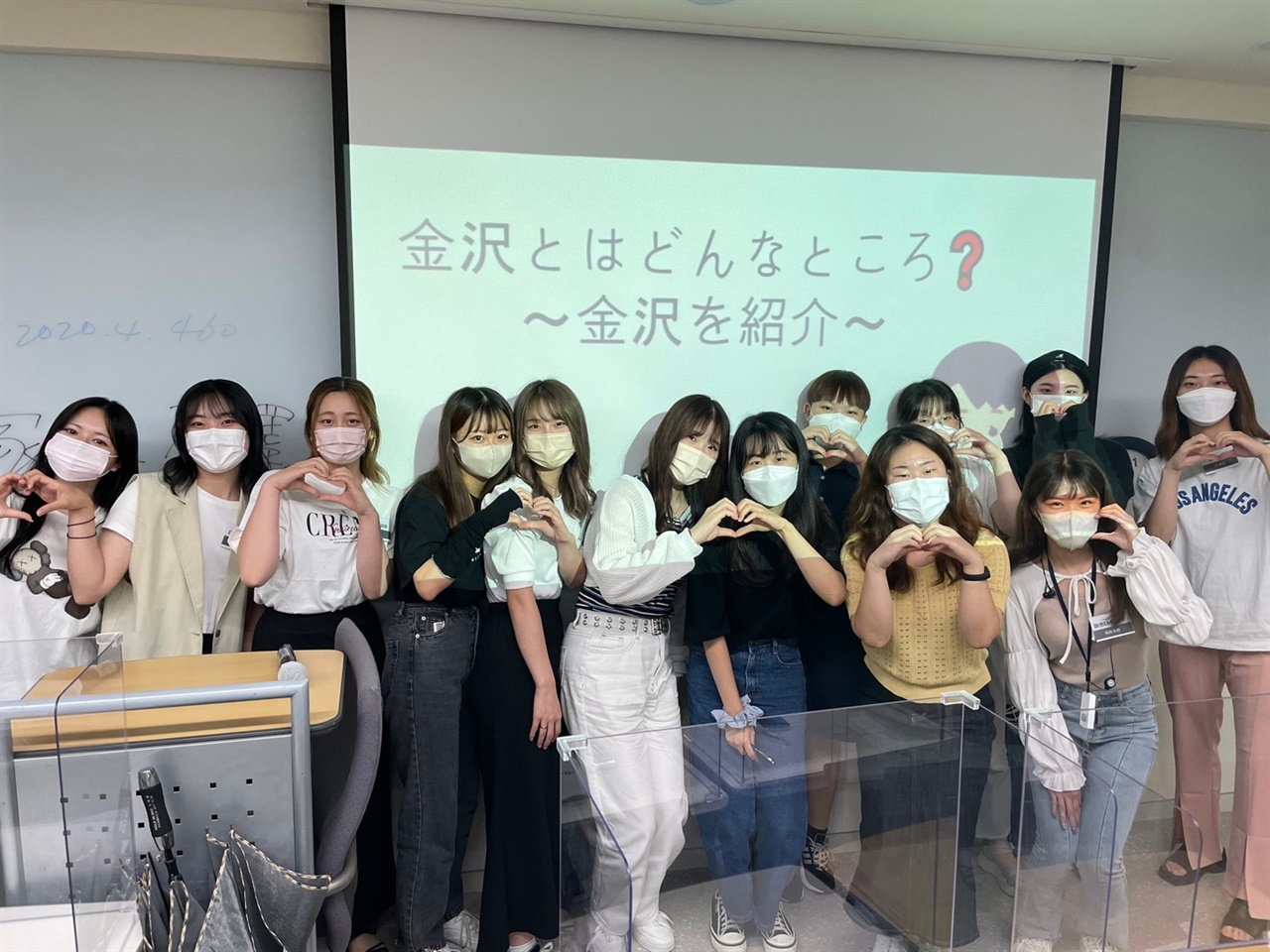 가나자와 세이료대학 학생들이 강의를 마친 뒤 서울시립대학 학생들과 기념 촬영