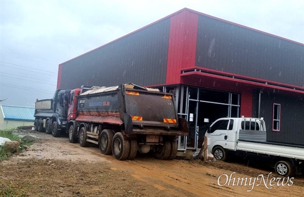 태풍 '힌남노'가 닥쳤을 때 울산지역 한 공장 공사 현장 앞에 덤프트럭이 주차되어 있다.