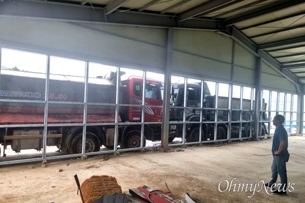 태풍 '힌남노'가 닥쳤을 때 울산지역 한 공장 공사 현장 앞에 덤프트럭이 주차되어 있다.