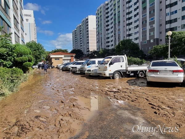 태풍 '힌남노'의 영향으로 주민 7명이 실종된 경북 포항 남구 인덕동 우방신세계아파트. 비는 그쳤지만 폭우의 흔적으로 아파트 앞 도로가 진흙으로 뒤덮였다. 포항시는 현재 소방당국이 지하 주차장 물을 빼며 수색하고 있다고 밝혔다. 