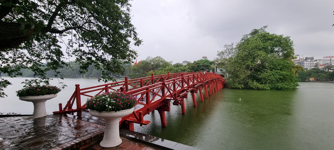호안끼엠 호수 한 복판에는 응옥선 사당이 위치한 섬이 있다. 그곳에 가려면 붉은 다리를 건너야 한다.