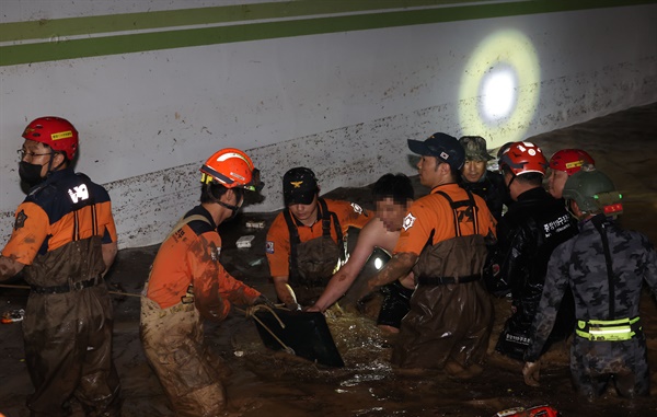 6일 저녁 태풍 '힌남노'의 폭우로 잠긴 경북 포항시 남구의 한 아파트 지하 주차장에서 소방·군 관계자들이 실종된 주민을 구조하고 있다. 