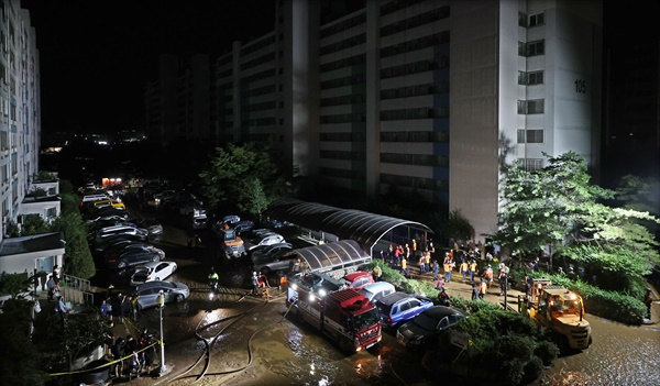 6일 저녁 경북 포항시 남구의 한 아파트에서 태풍 '힌남노'의 폭우로 지하 주차장에서 실종된 주민들을 찾는 수색 작업이 진행되고 있다.
