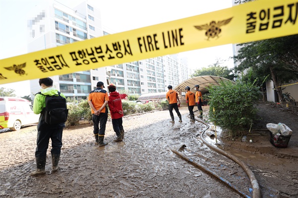 7일 오전 제11호 태풍 힌남노 영향으로 침수된 경북 포항의 한 아파트에 폴리스라인이 설치돼 출입이 통제되고 있다.

