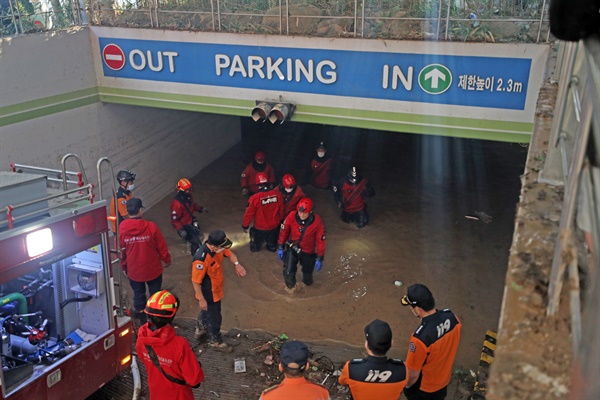 지하주차장에서 나오는 수색팀 7일 오전 경북 포항시 남구 인덕동 한 아파트 지하주차장에서 소방, 해병대, 해경으로 구성된 합동 수색팀이 추가 실종자가 있는지 수색한 뒤 나오고 있다.