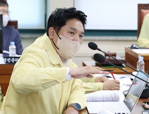김길영 의원이 지난 8월 도시안전건설위원회 긴급현안보고에서 폭우 복구를 위해 서울시가 긴급지원에 나설 것을 요청했다.