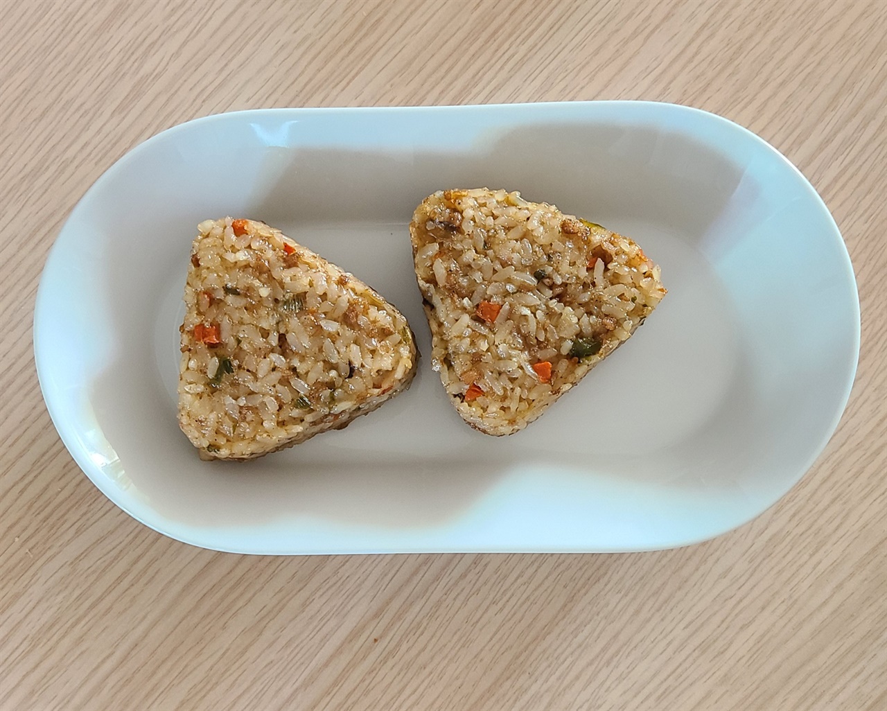 식물성 재료로 만든 비건 주먹밥.