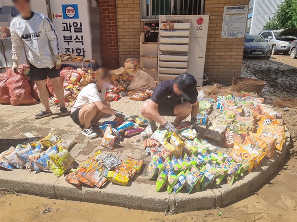 지난 6일 태풍 힌남노가 경북 포항시를 강타해 실종 사망 7명이 발생한 가운데 하천이 범람한 포항시 오천읍 인근의 가게에서 침수피해를 입었던 과자봉지를 말리고 있다.  