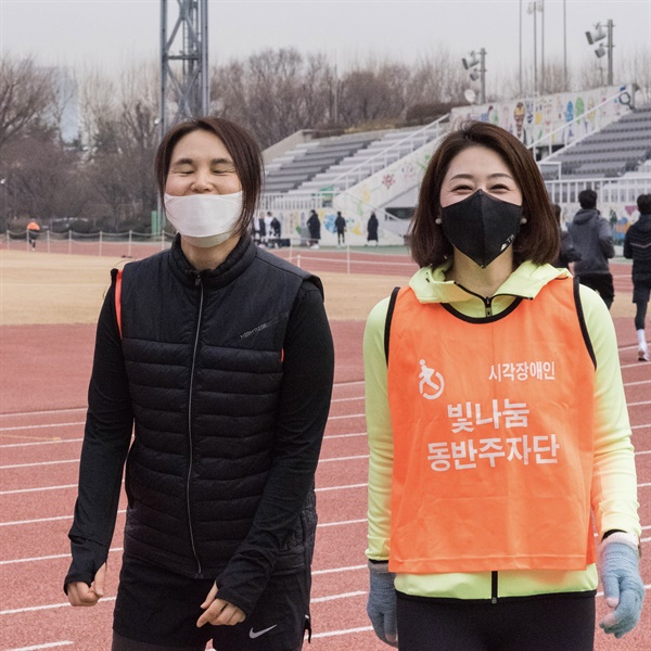 'VMK 한국시각장애인마라톤클럽'의 빛나눔 동반주자로 시각장애인 마라토너와 호흡을 맞추면서 함께 달리고 있다.