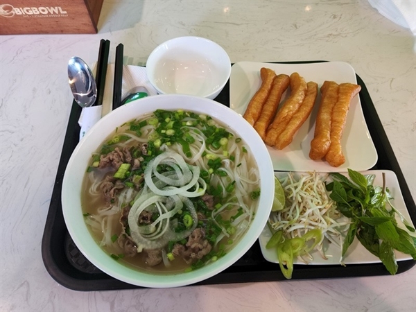 하노이의 쌀국수는 다른 지방의 쌀국수에 비해 맑고 담백하다. 베트남식 꽈베기인 꾸이에 함께 곁들어 먹기도 한다.