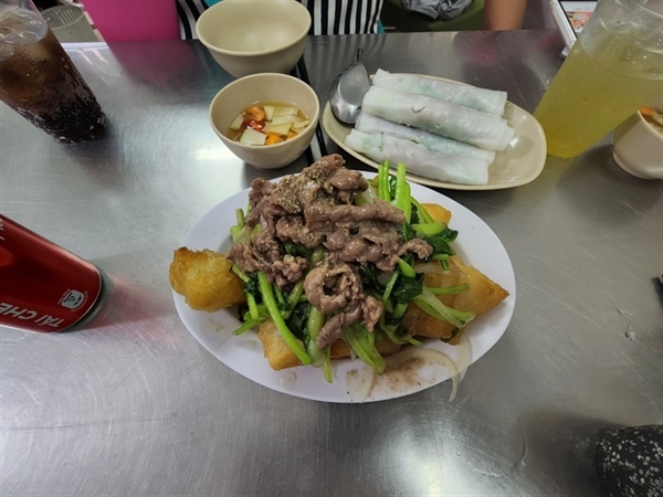 하노이의 지역음식 중 쫀득한 라이스페이퍼를 싸먹는 퍼꾸온찐탕과 튀긴 라이스페이퍼에 소스를 끼얹어 먹는 퍼찌엔퐁은 이 지역의 별미다.