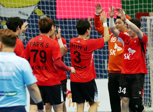  7일 인천 선학체육관에서 열린 2022 핸드볼 국가대표 한·일 정기전. 33-23으로 승리한 한국 남자 국가대표팀 선수들이 기뻐하며 서로 격려하고 있다.